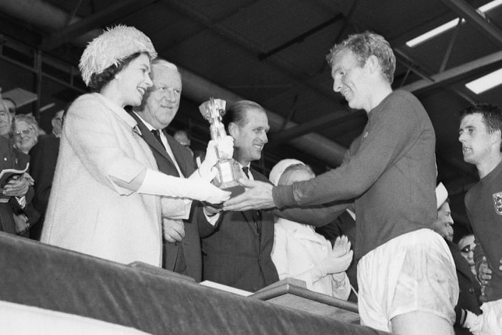 الملكة تقدم لبوبي مور كأس العالم عام 1966