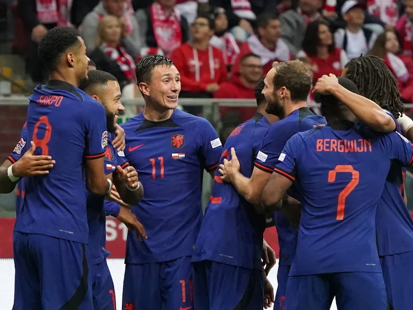 لاعبو هولندا يحتفلون بعد أن سجل كودي جاكبو الهدف الأول في مباراة ضد بولندا يوم الخميس