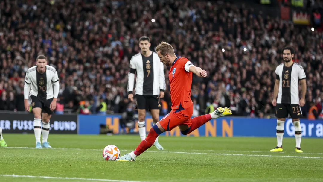 قاد هاري كين إنجلترا من ركلة جزاء لكن كاي هافيرتز سجل هدفه الثاني ليمنح ألمانيا التعادل 3-3 في ويمبلي.