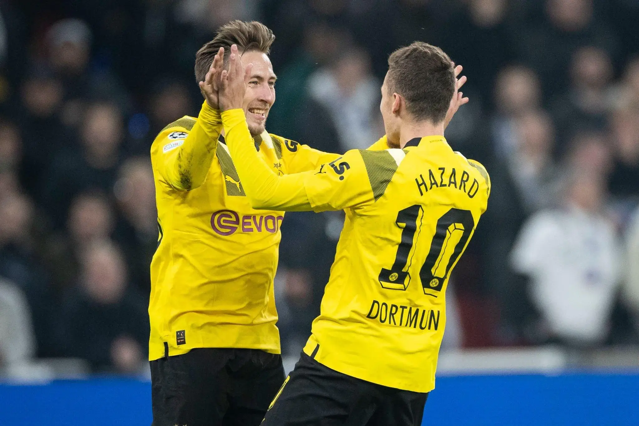 ثورجان هازارد يحتفل بهدفه لصالح بوروسيا دورتموند ضد إف سي كوبنهاجن