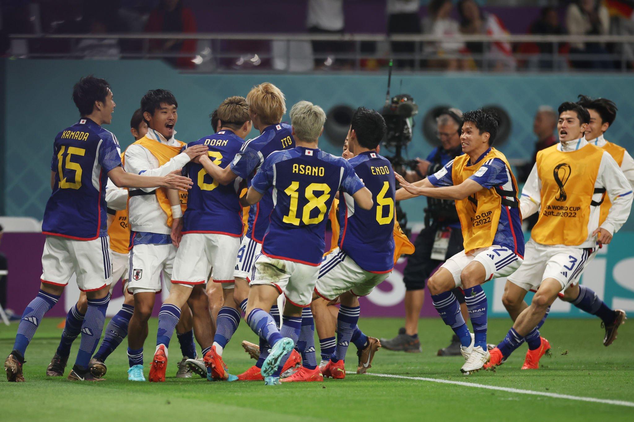اليابان تحتفل مع مشجعيها بعد تأهل مذهل لدور الـ16