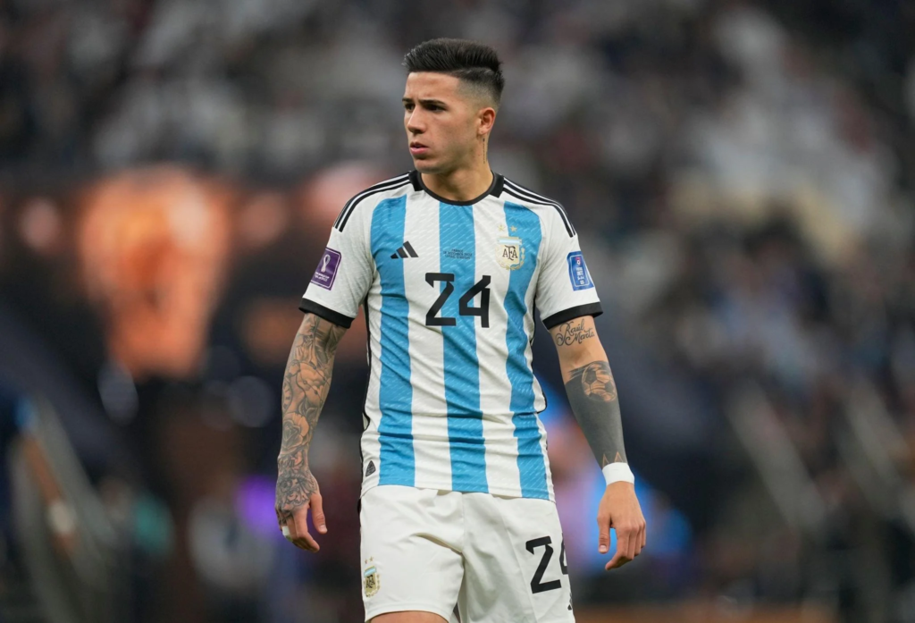 ساعد إنزو فرنانديز الأرجنتين على الفوز بكأس العالم
