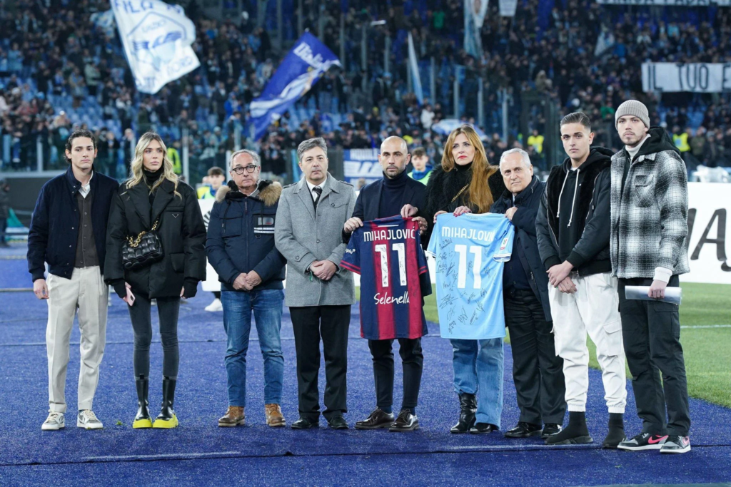 تكريم عائلة سينيسا ميهايلوفيتش قبل بداية المباراة