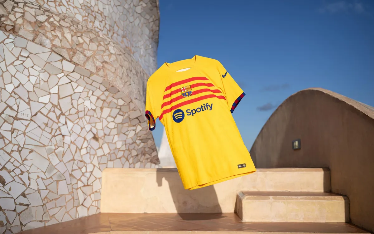 برشلونة يكشف عن قميصه الرابع الجديد لموسم 2022/23