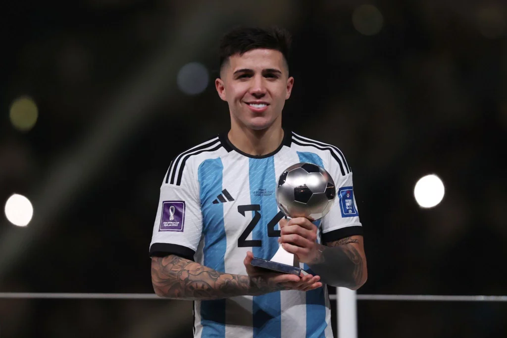 حصل إنزو فرنانديز على جائزة أفضل لاعب شاب في كأس العالم 2022