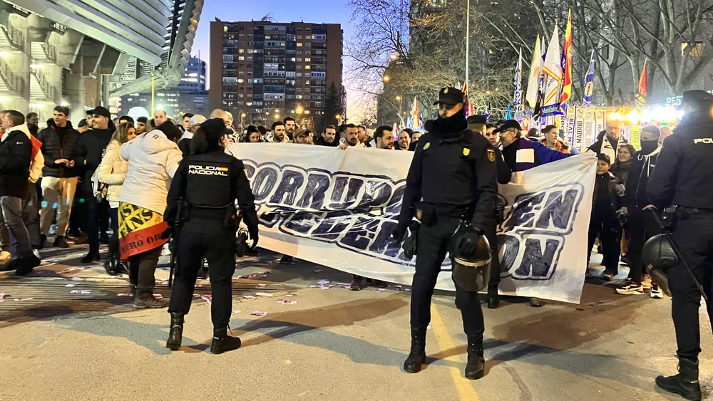 مشجعو ريال مدريد ينظمون احتجاجا ضد برشلونة قبل الكلاسيكو