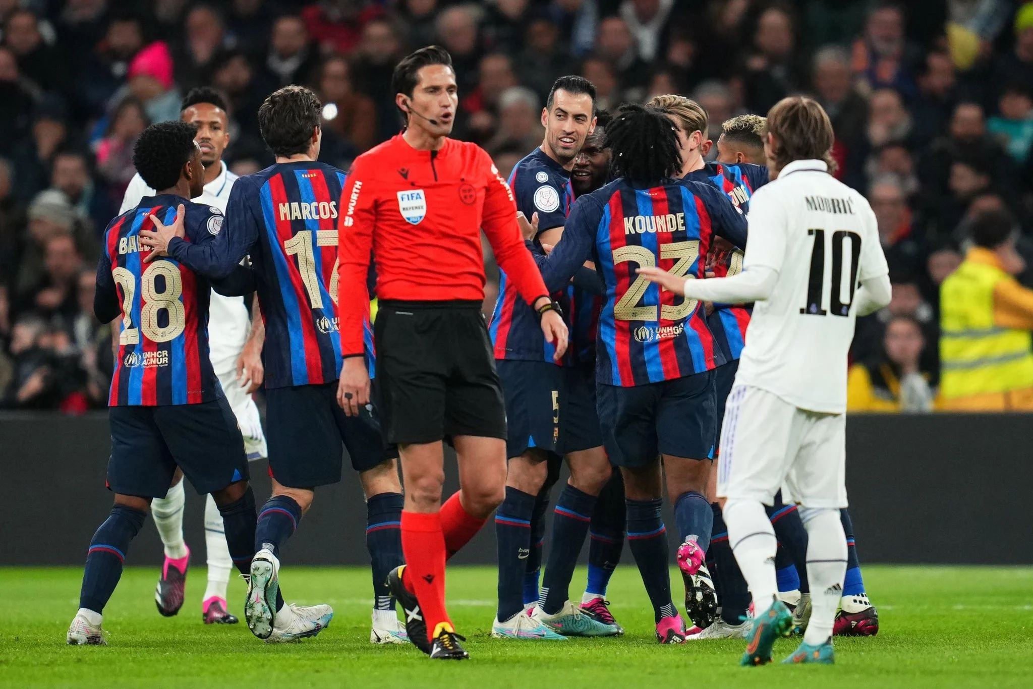 حقق برشلونة فوزا صعبا على ريال مدريد في البرنابيو
