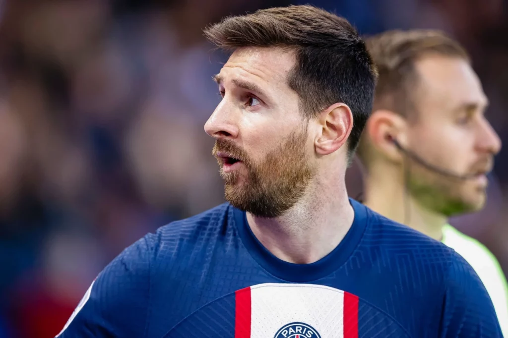 غادر ليونيل ميسي برشلونة إلى باريس بسبب الصعوبات المالية