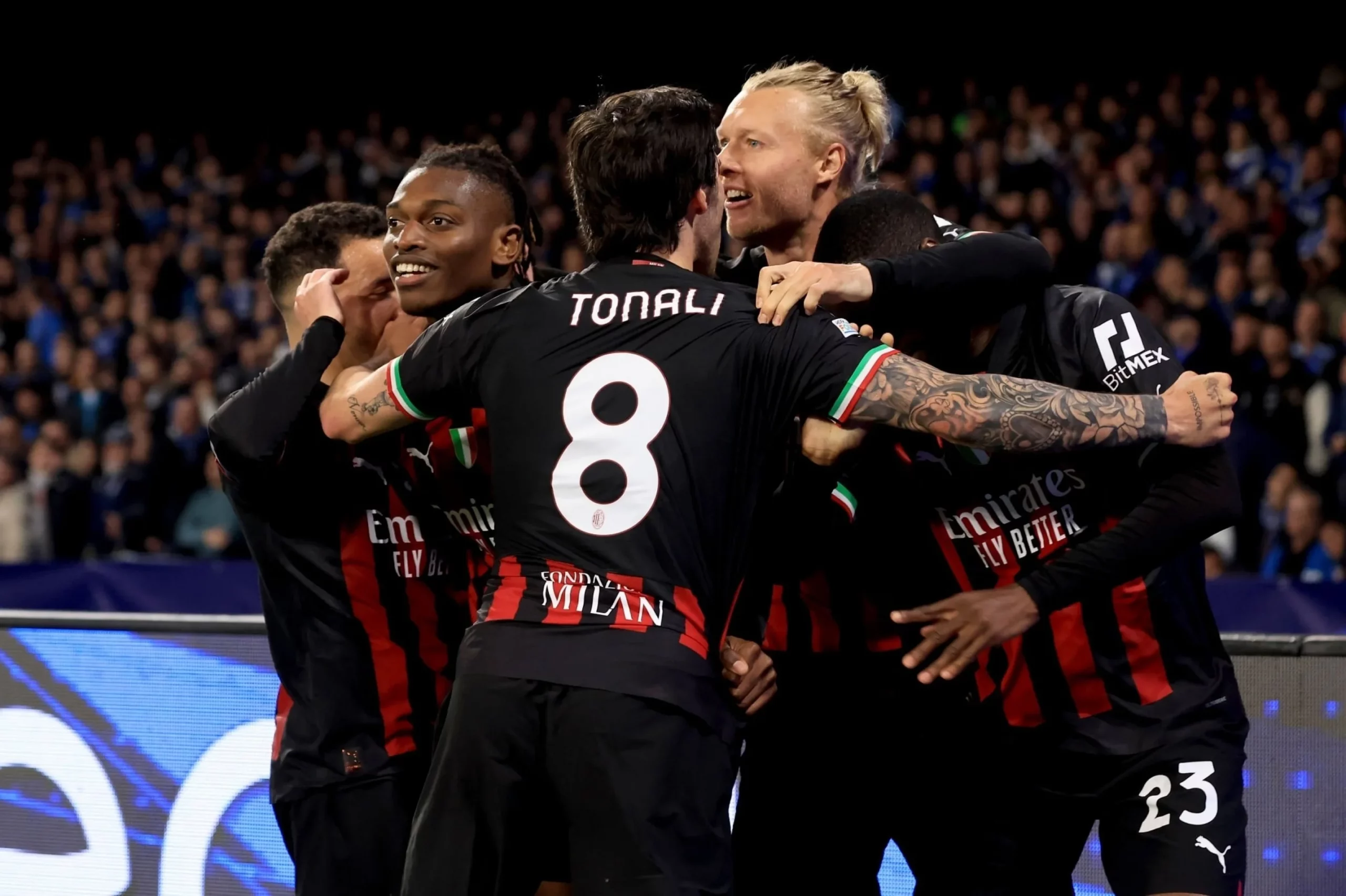 ميلان يحتفل بهدف أوليفييه جيرو في ربع نهائي دوري أبطال أوروبا