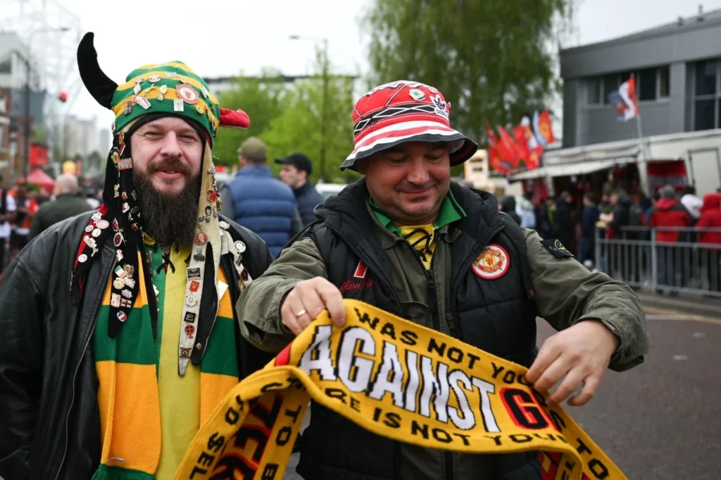 أحد مشجعي يونايتد يحمل لافتة كتب عليها "ضد الجلايزر"