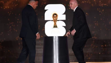 رئيس الفيفا جياني إنفانتينو يكشف النقاب عن شعار كأس العالم 2026