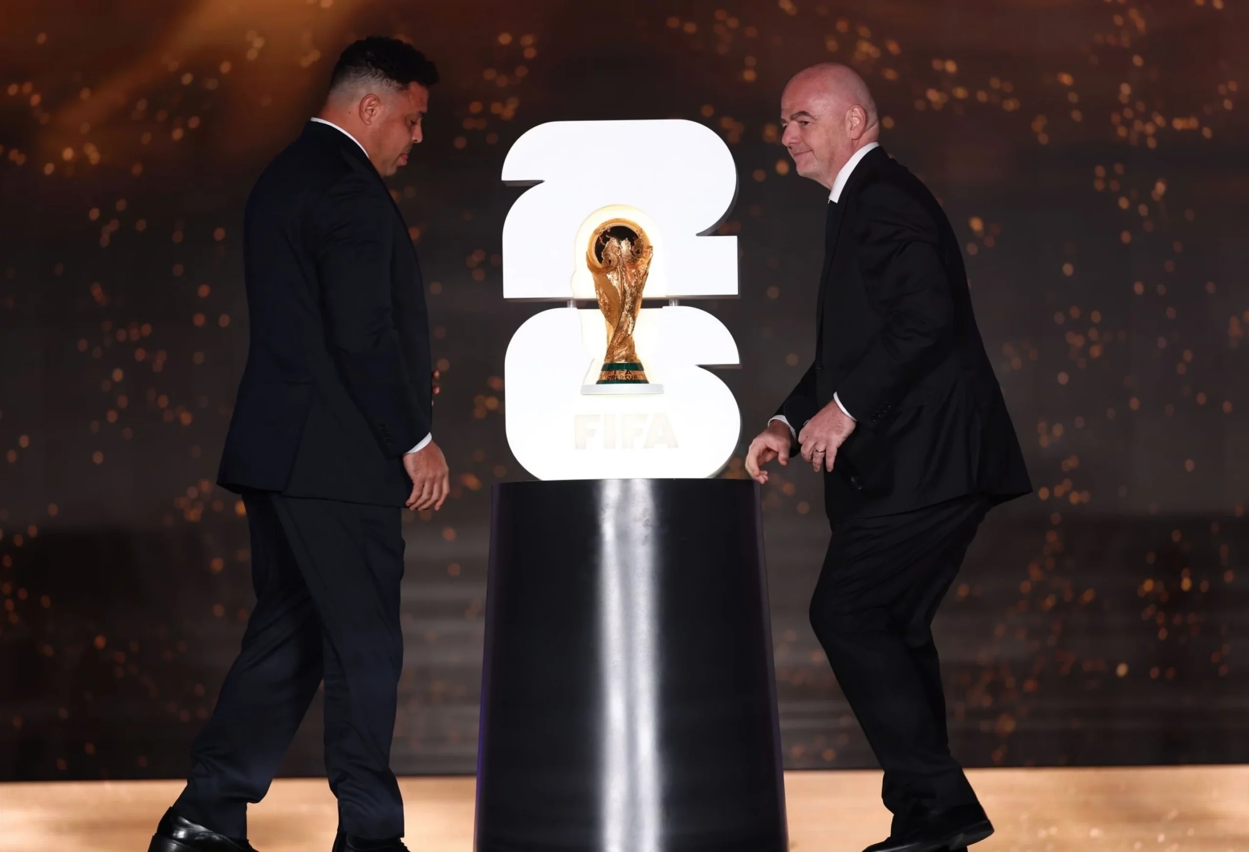 رئيس الفيفا جياني إنفانتينو يكشف النقاب عن شعار كأس العالم 2026