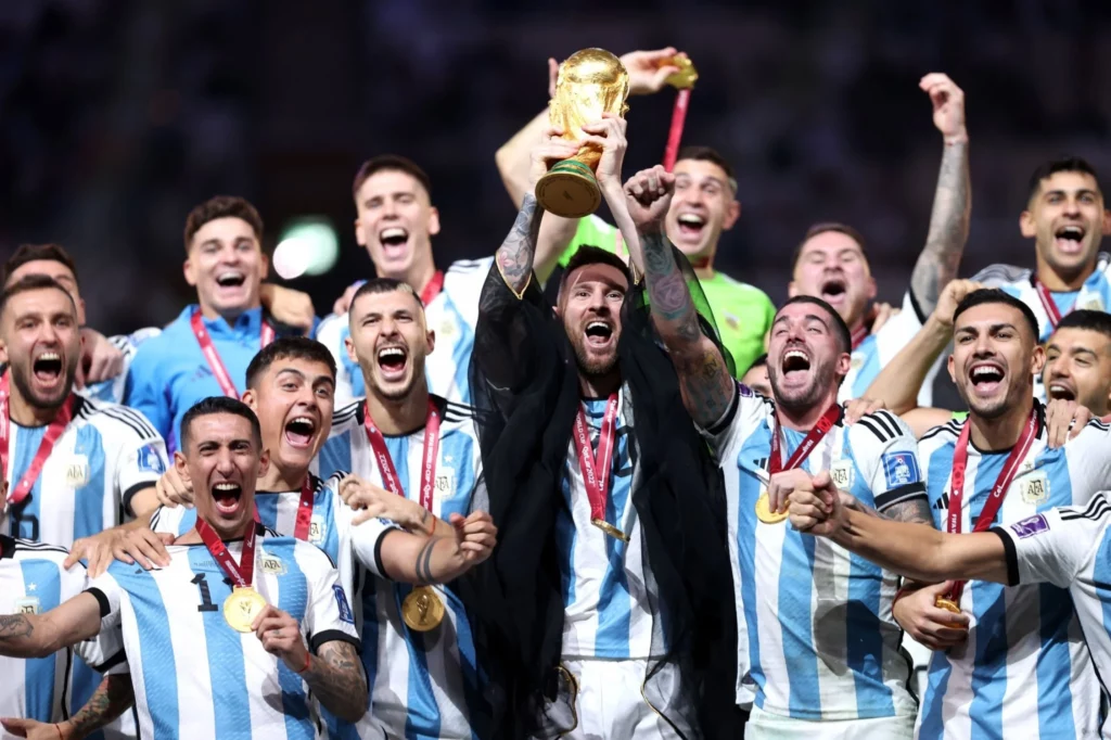 توج ليونيل ميسي بكأس العالم 2022 في قطر