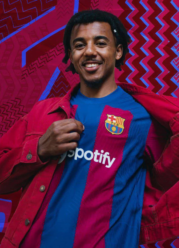 جول كوندي يرتدي القميص الجديد لبرشلونة