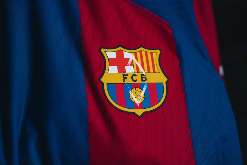 شعار الماس يزين قميص برشلونة تكريما لفريق السيدات