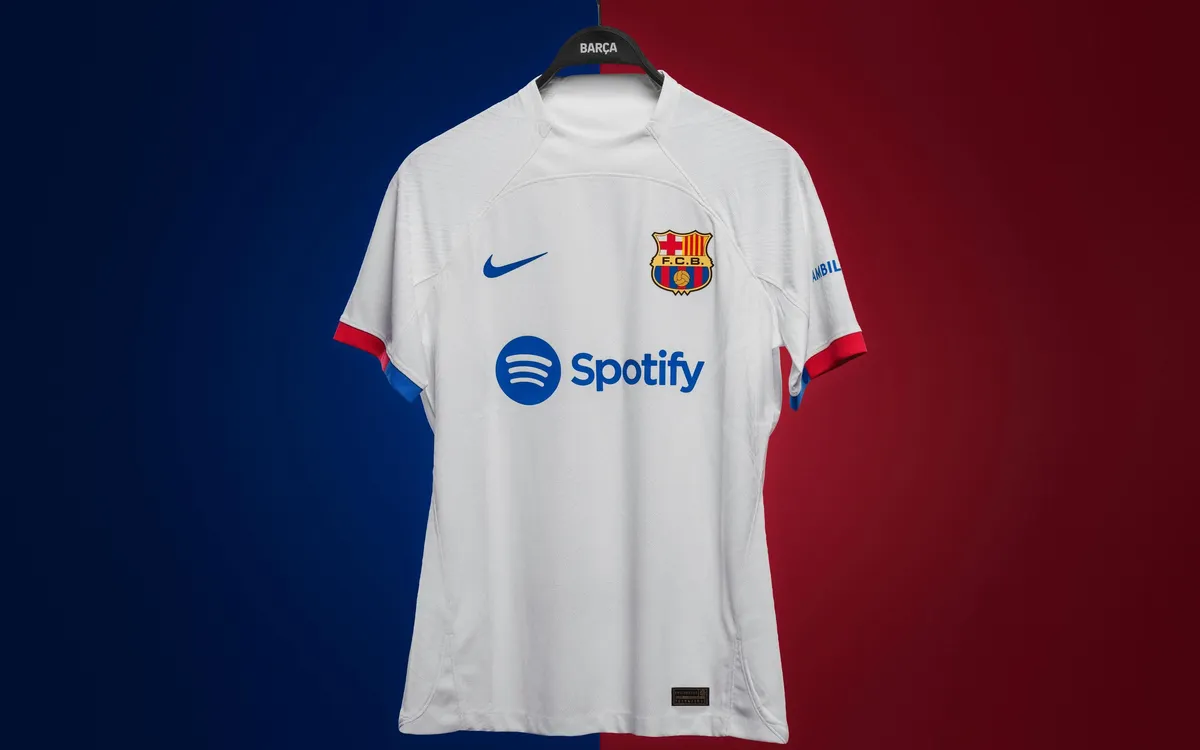 برشلونة يكشف عن القميص الثاني لموسم 2023/24