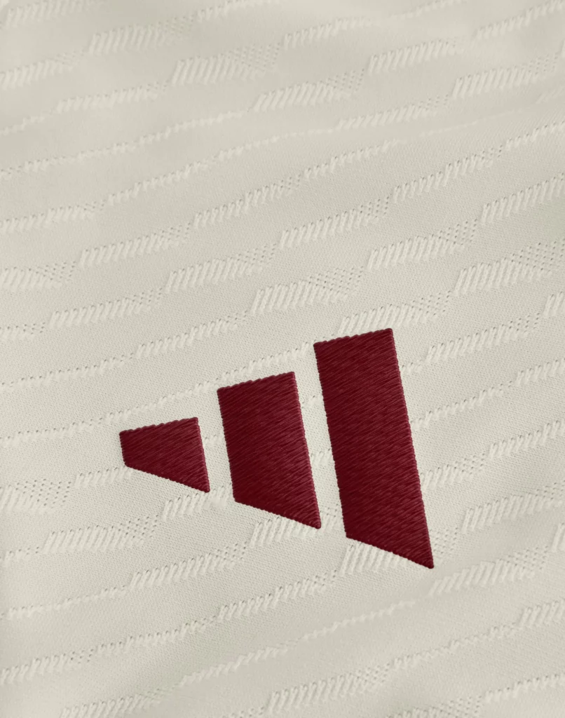 شعار أديداس في قميص مانشستر يونايتد الجديد