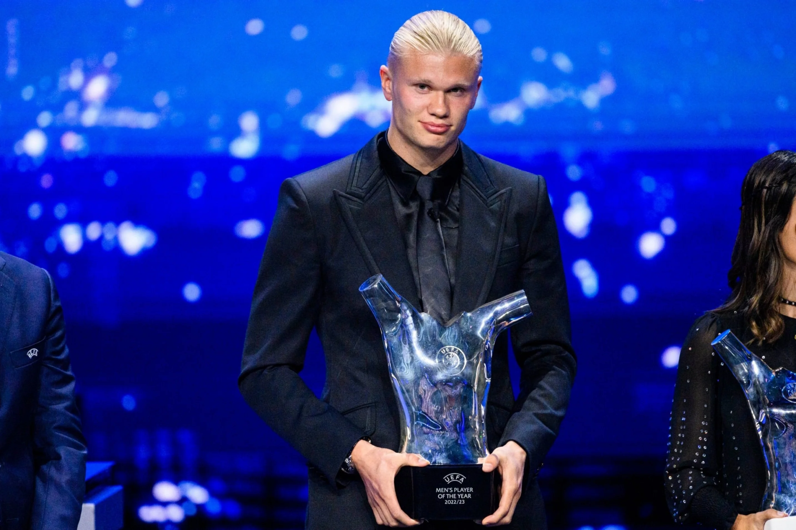 فاز إيرلينج هالاند بجائزة أفضل لاعب في أوروبا بعد موسم تاريخي
