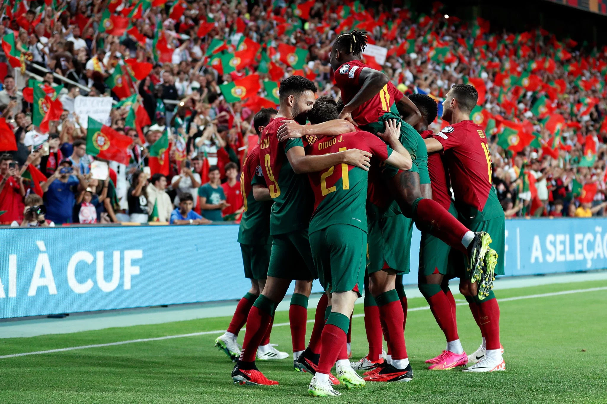 لاعبو البرتغال يحتفلون بأحد الأهداف العديدة