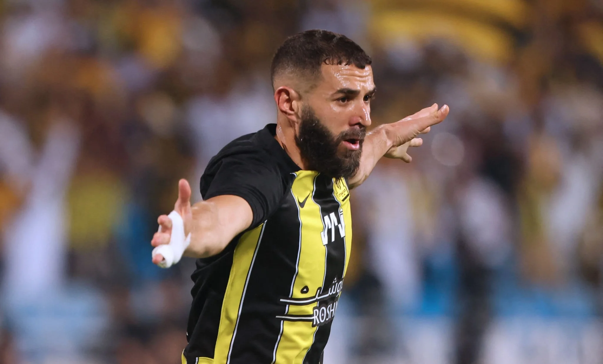 أعلن نادي الاتحاد غياب مهاجمه الفرنسي كريم بنزيما بسبب الإصابة